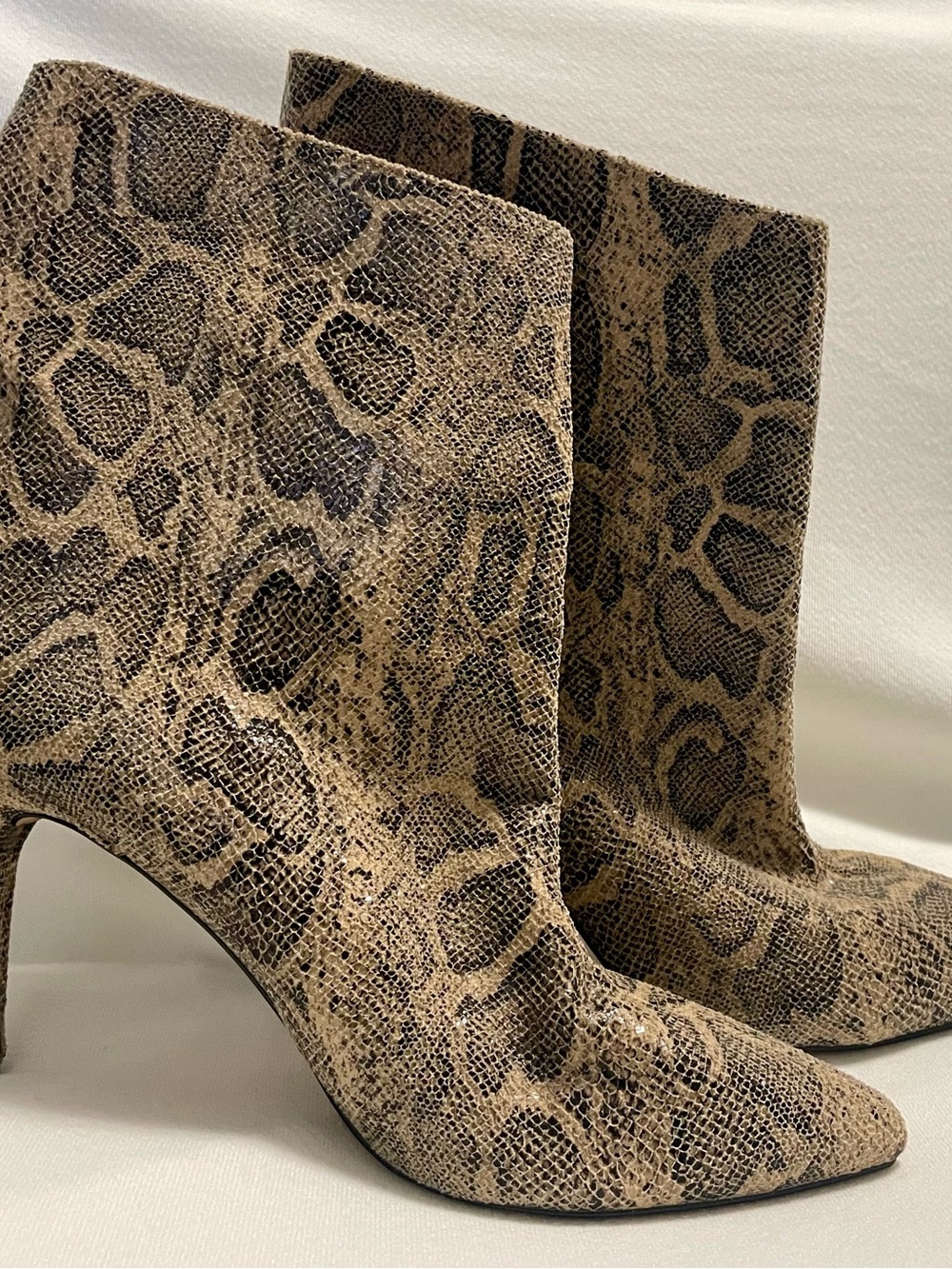 Express faux snakeskin ankle boots – Pointed Toe – Size 8